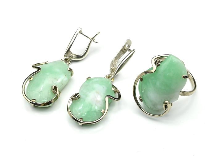 Chrysoprase ring and earrings, size-18.5