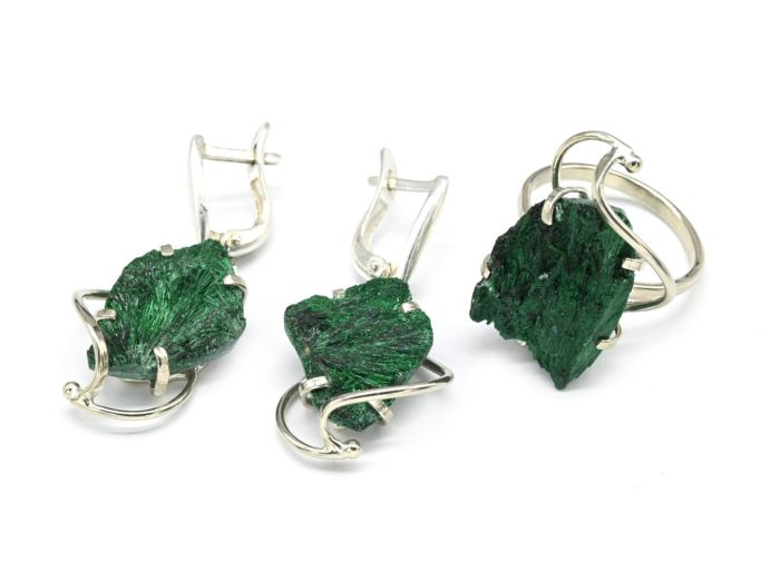 Ring and earrings are corduroy malachite, size-18.