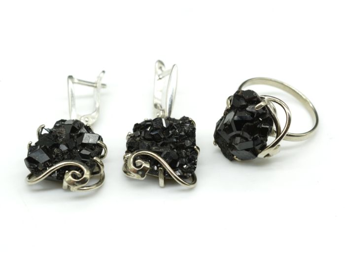 Melanite (garnet) ring and earrings, size-18.5